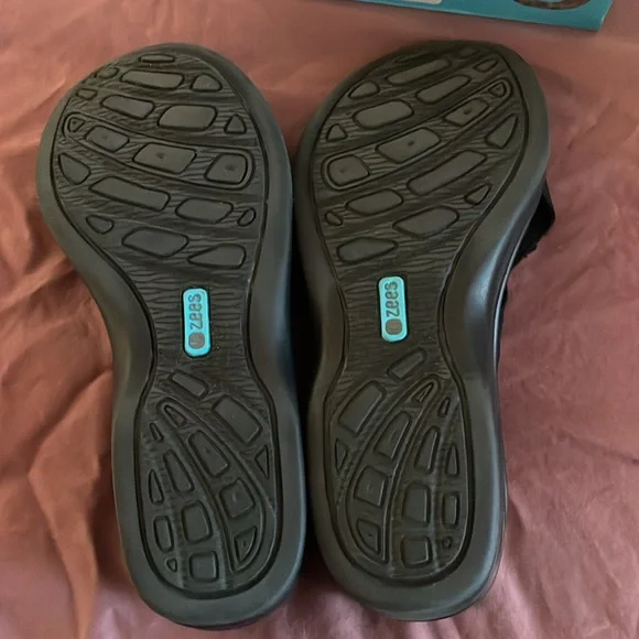 B Zees black slide ons. Never worn. - Picture 3 of 4